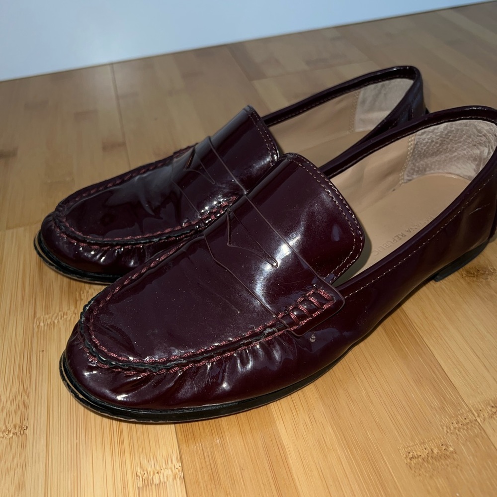 Banana republic size 7.5 maroon patent loafers